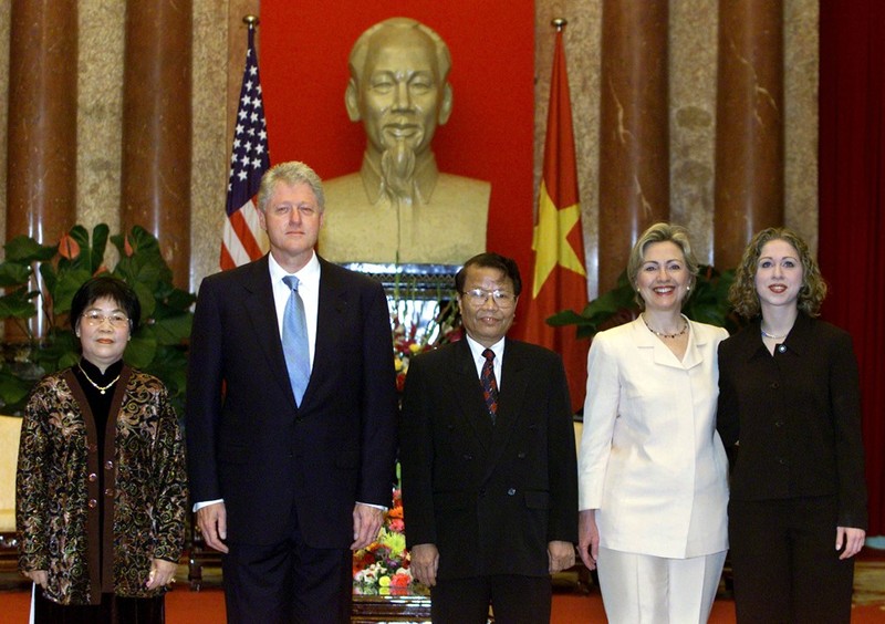 Tong thong Bill Clinton va chuyen tham lich su nam 2000-Hinh-2